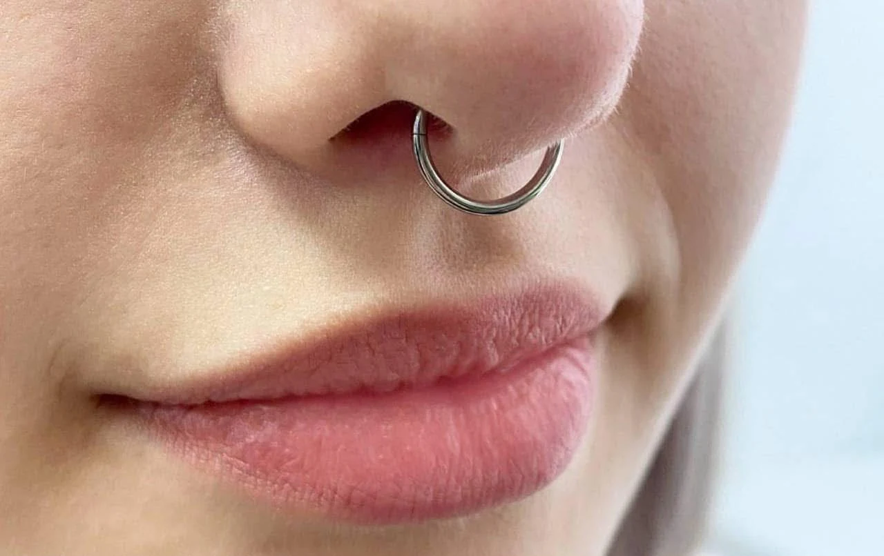Septumring in einer Nahaufnahme von Nase und Mund