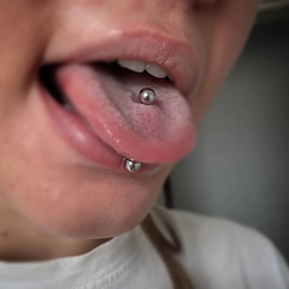 Zungenpiercing mit sichtbaren Schmuckkugeln